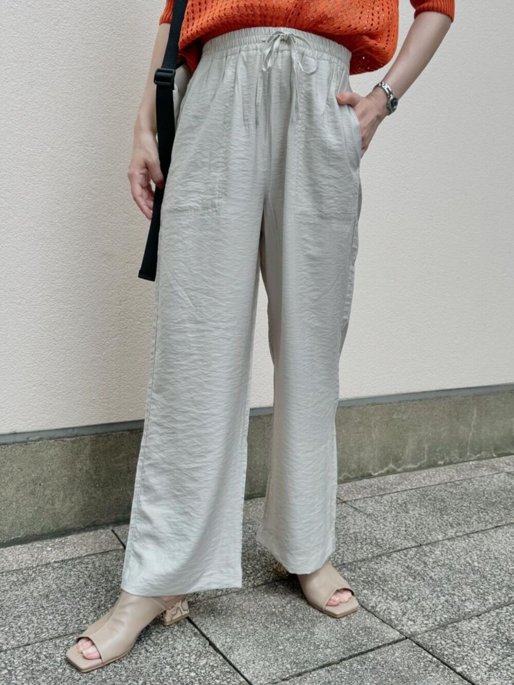 ベージュ系のその他パンツを着用したレディースの秋コーディネートの2枚目の写真