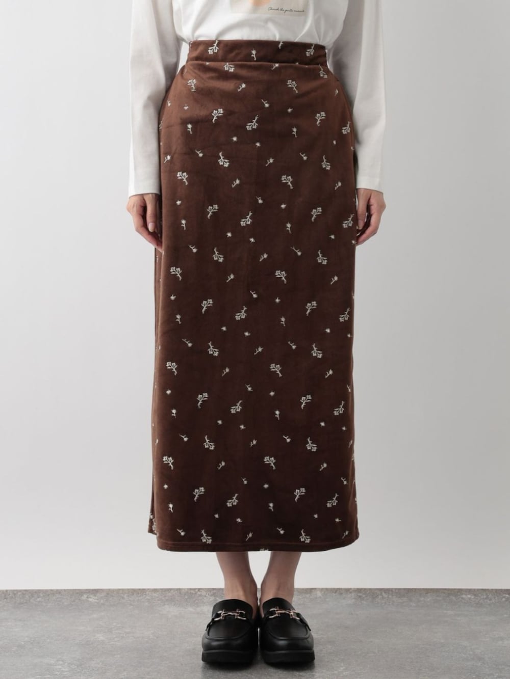 ブラウン系のスカートを着用したレディースの冬コーディネートの3枚目の写真