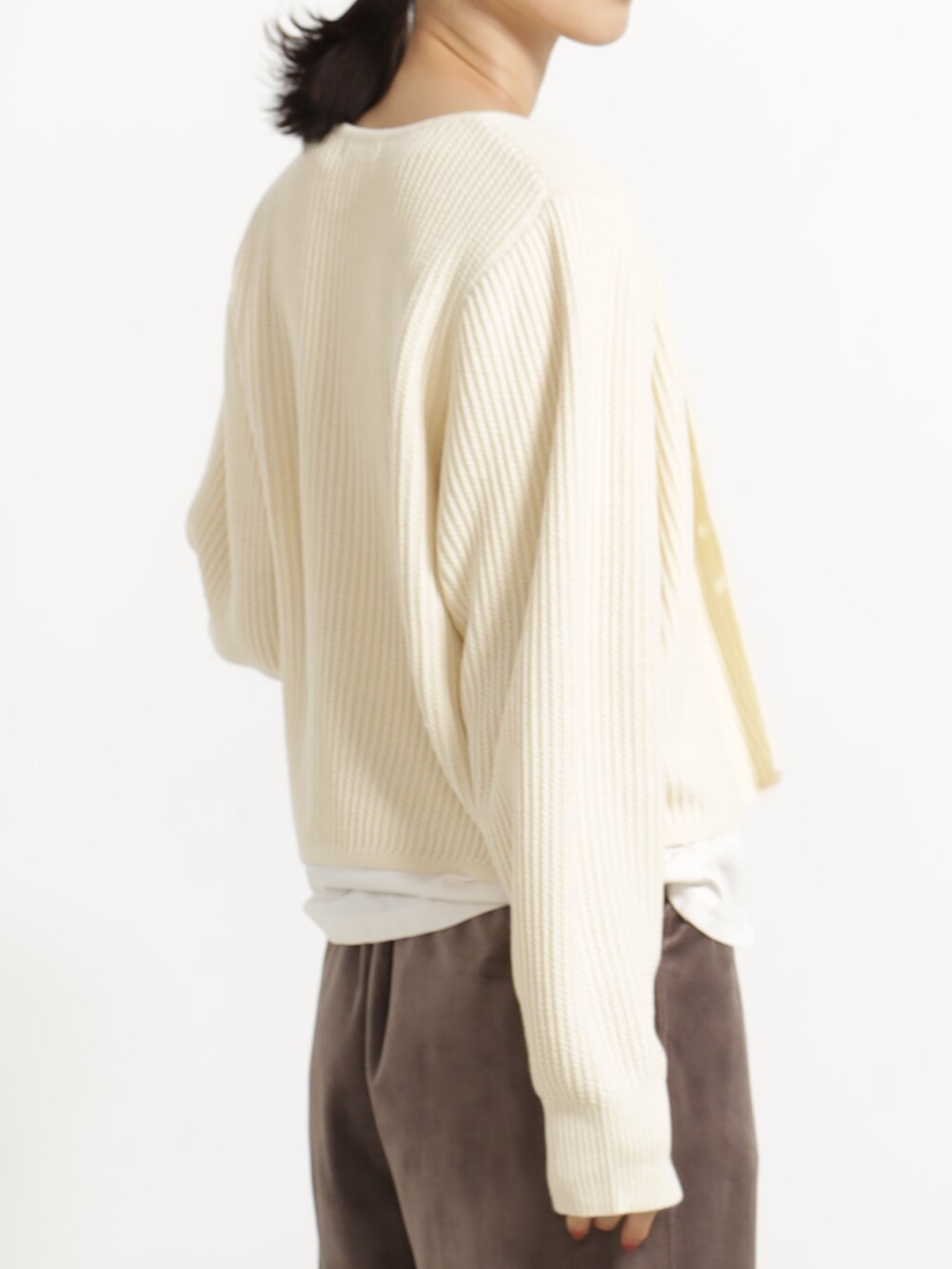 ブラウン系のその他パンツ、ベージュ系のカーディガン/ボレロを着用したレディースの秋コーディネートの3枚目の写真