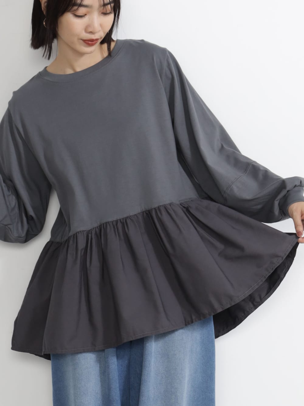 ブルー系のデニムパンツ、グレー系のTシャツ/カットソーを着用したレディースの秋コーディネートの4枚目の写真