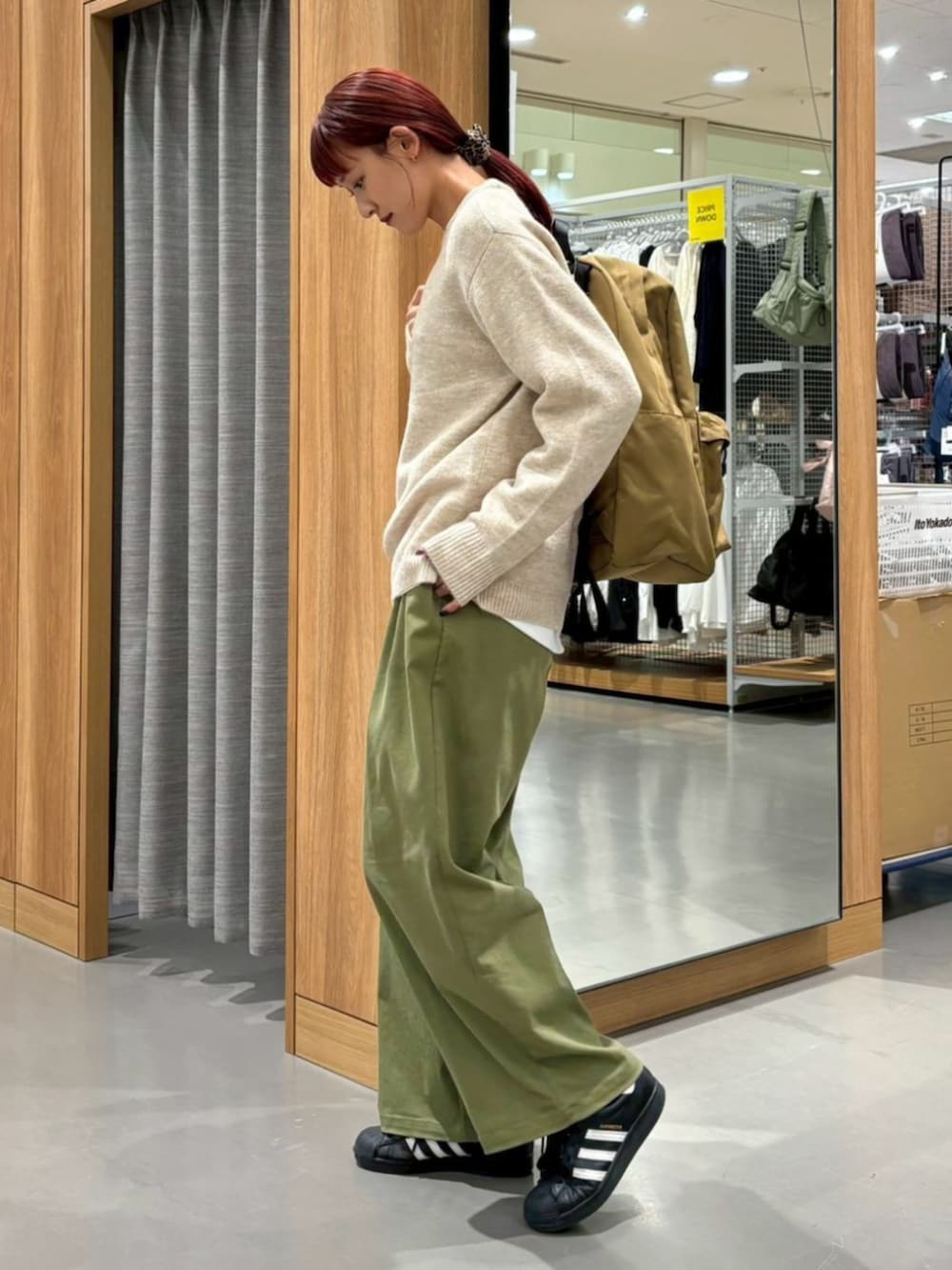 ベージュ系のニット/セーターを着用したレディースの秋コーディネートの2枚目の写真