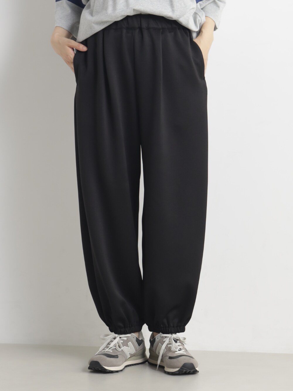 ブラック系のその他パンツを着用したレディースの春コーディネートの4枚目の写真