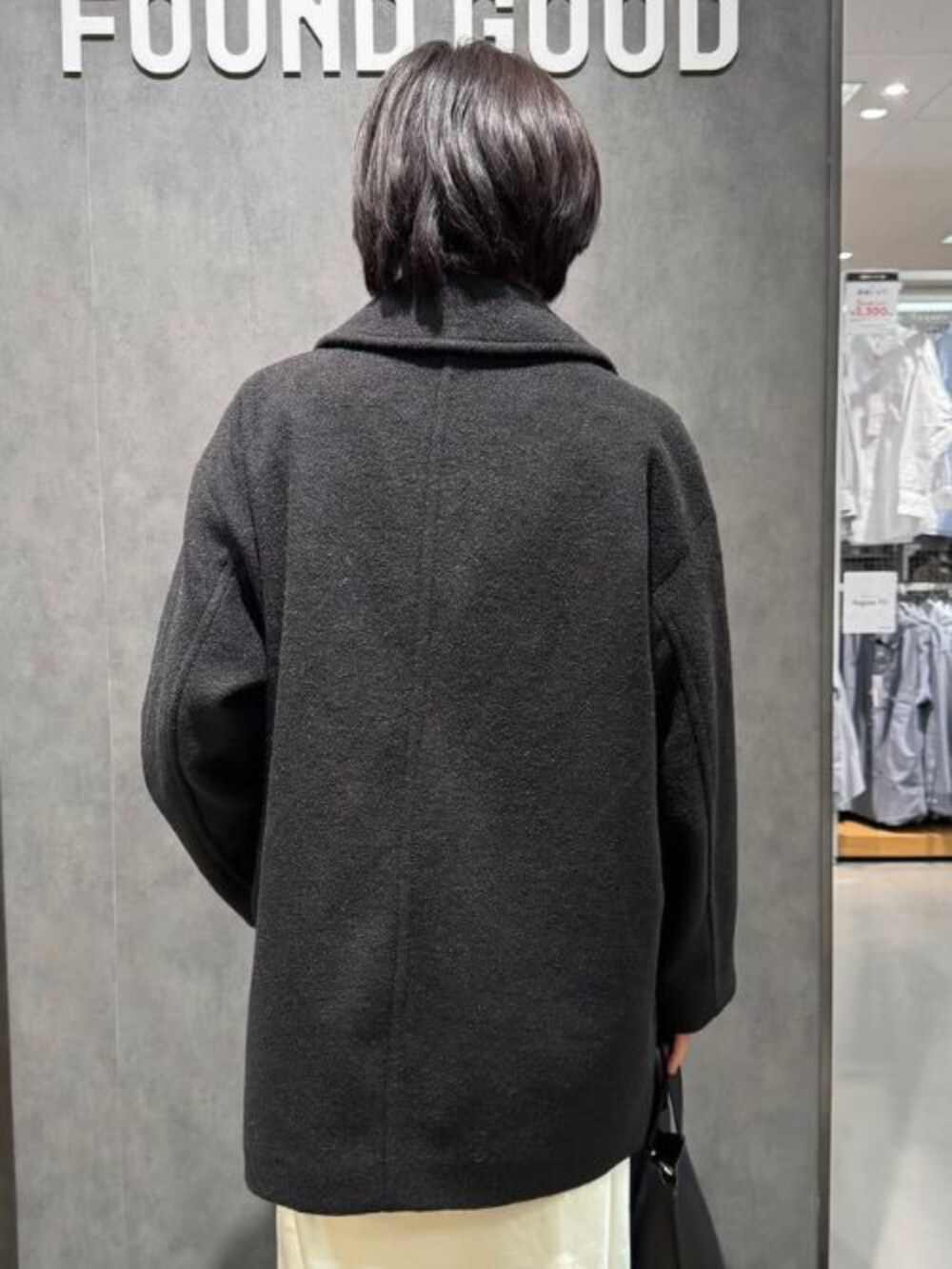 ブラック系のその他アウター、ベージュ系のスカート、ベージュ系のニット/セーターを着用したレディースの冬コーディネートの3枚目の写真