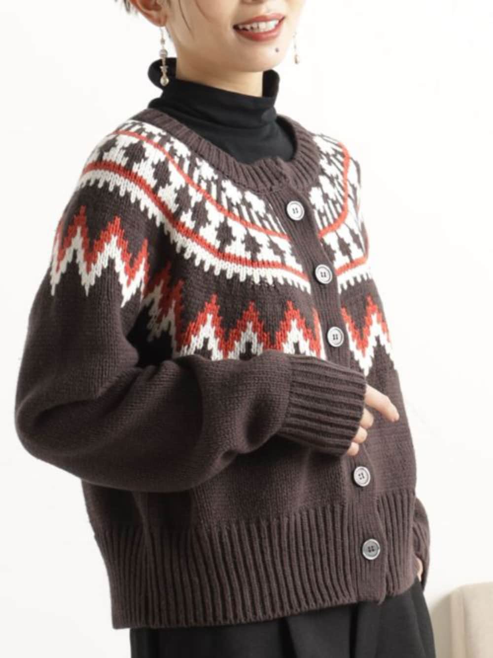 ブラック系のその他パンツ、ピンク系のショルダーバッグ、ブラウン系のニット/セーターを着用したレディースの冬コーディネートの3枚目の写真