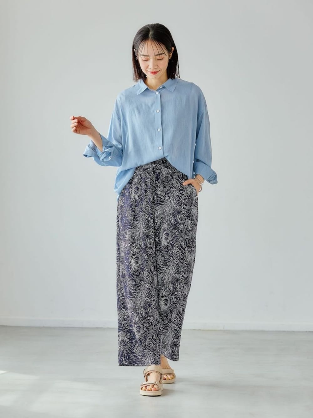 ブルー系のシャツ/ブラウスを着用したレディースの春コーディネートの3枚目の写真