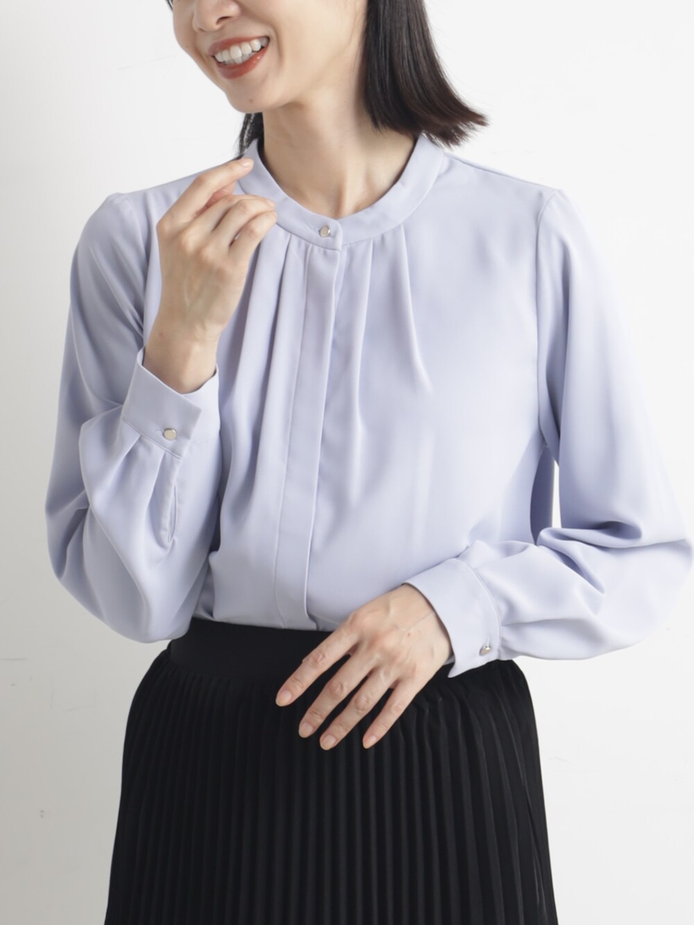 ブラック系のパンプス、ブルー系のシャツ/ブラウス、ブラック系のスカートを着用したレディースの春コーディネートの2枚目の写真