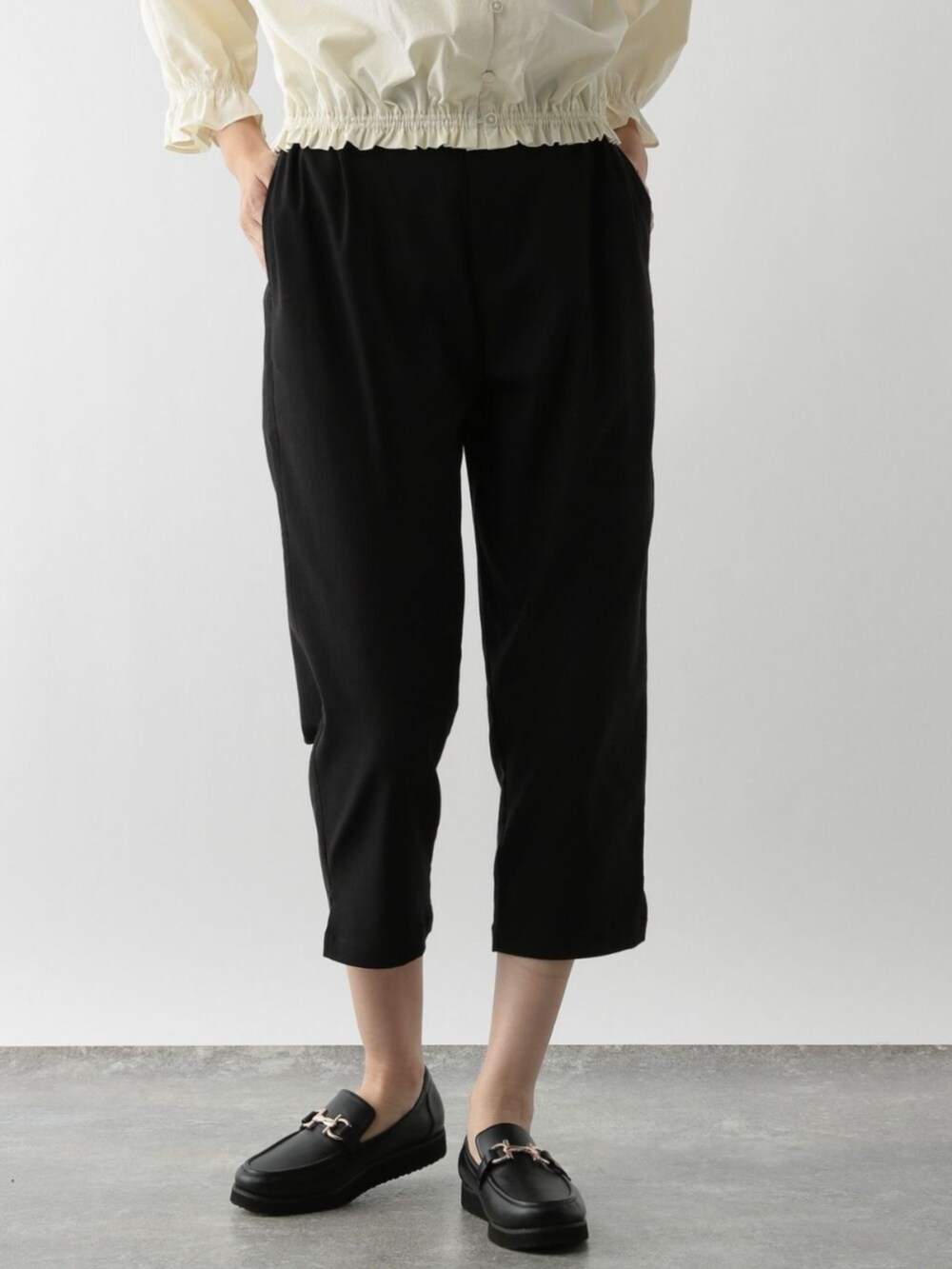 ブラック系のその他パンツを着用したレディースの秋コーディネートの2枚目の写真