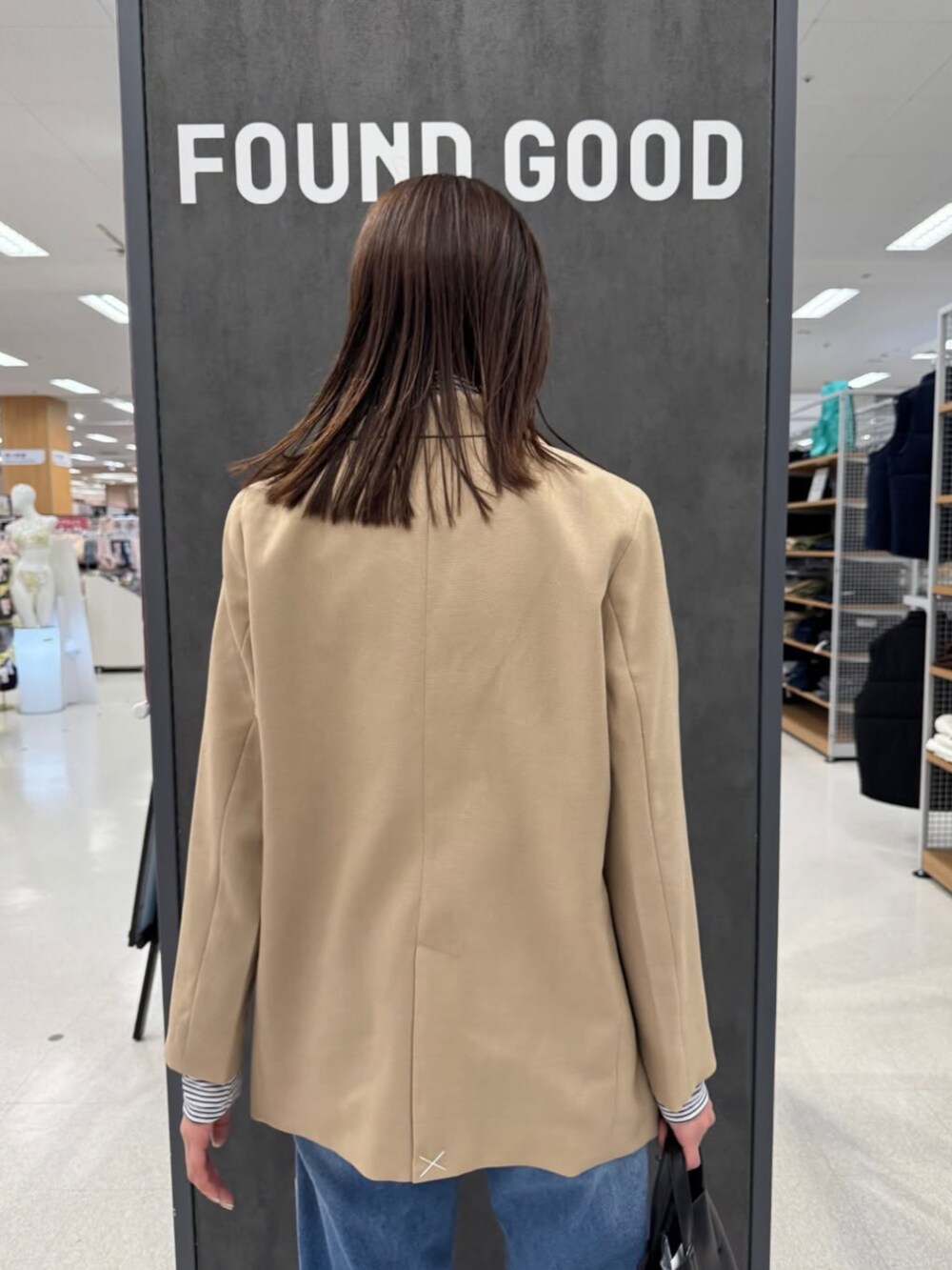 ベージュ系のテーラードジャケットを着用したレディースの春コーディネートの2枚目の写真