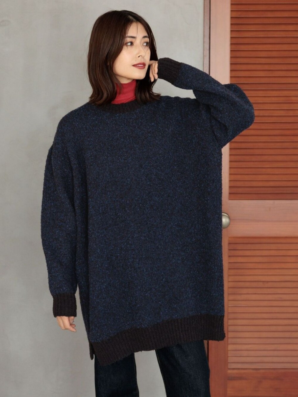 ブルー系のその他トップスを着用したレディースの冬コーディネートの2枚目の写真