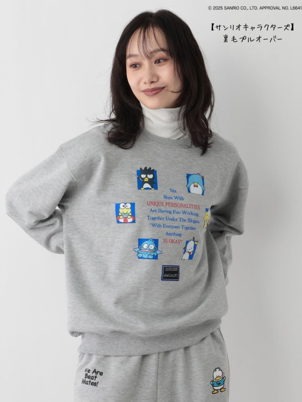 グレー系のその他トップスを着用したレディースの冬コーディネートの2枚目の写真