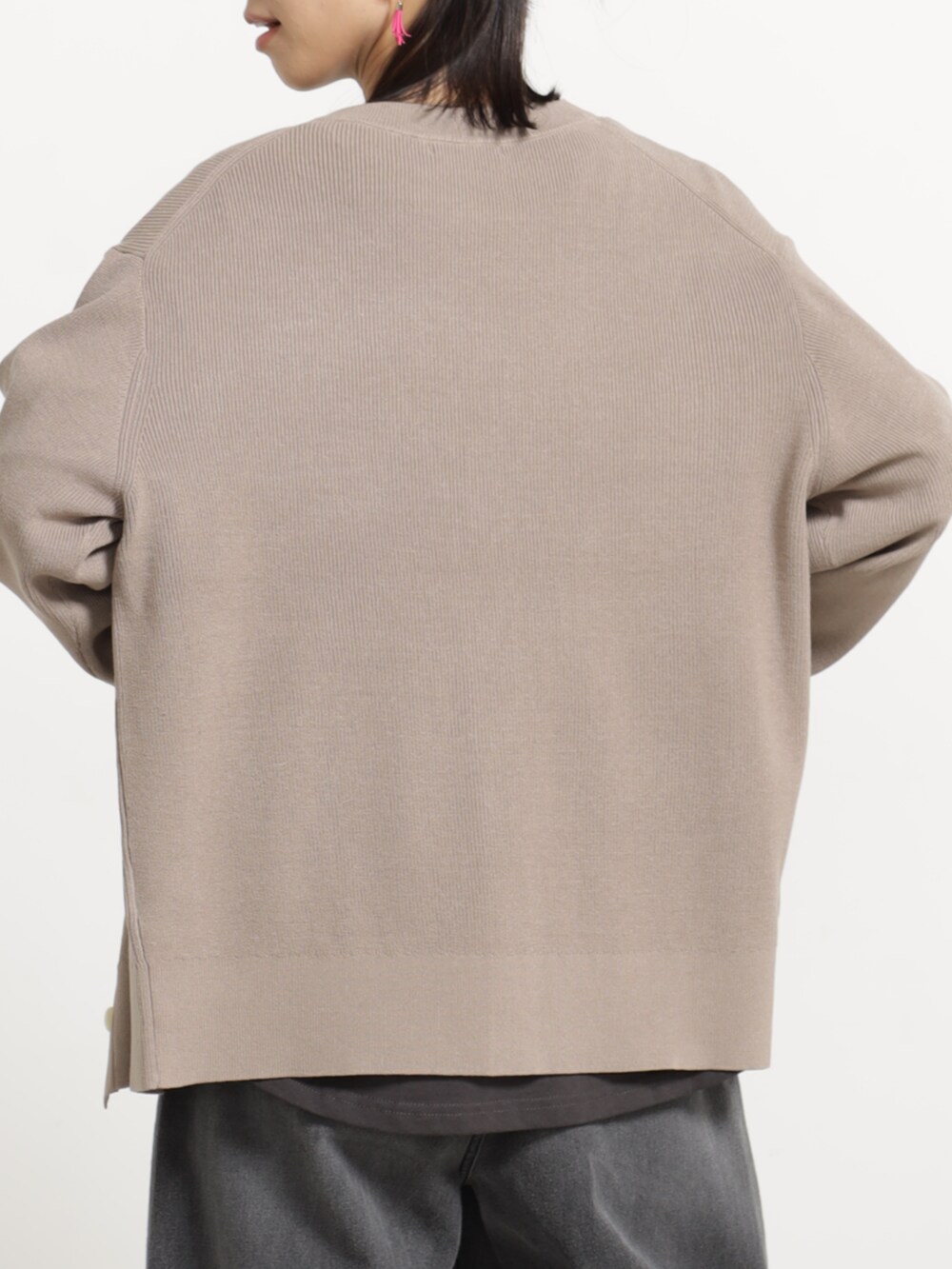 グレー系のデニムパンツ、ベージュ系のカーディガン/ボレロ、グレー系のTシャツ/カットソーを着用したレディースの秋コーディネートの3枚目の写真