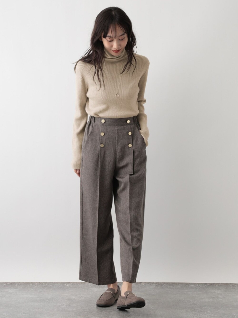 ベージュ系のニット/セーターを着用したレディースの秋コーディネートの2枚目の写真