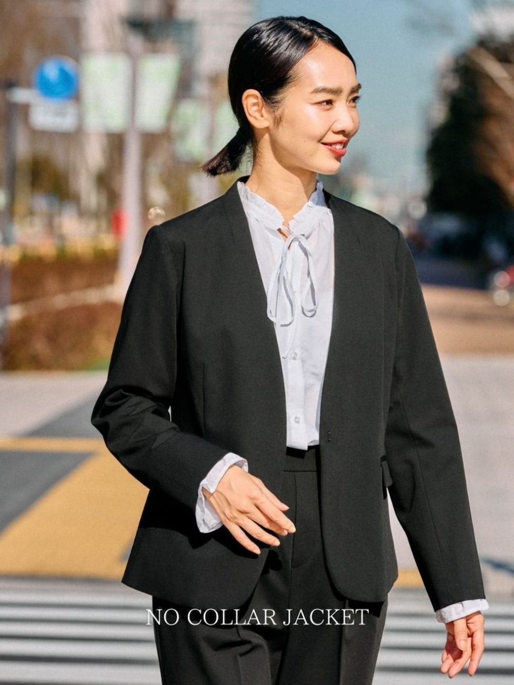 ブラック系のその他パンツ、ブラック系のノーカラージャケットを着用したレディースの春コーディネートの2枚目の写真