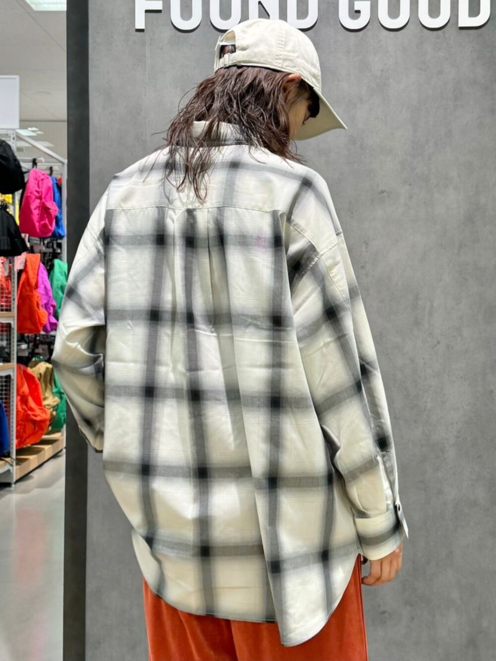 グレー系のシャツ/ブラウスを着用したレディースの秋コーディネートの2枚目の写真