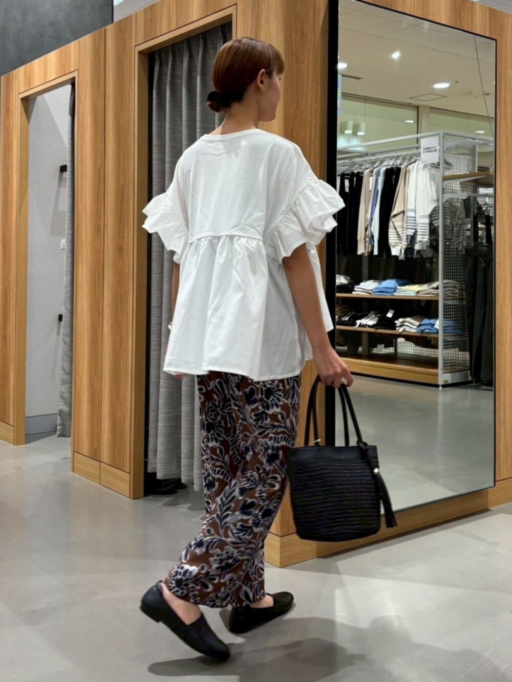 ホワイト系のTシャツ/カットソーを着用したレディースの夏コーディネートの3枚目の写真