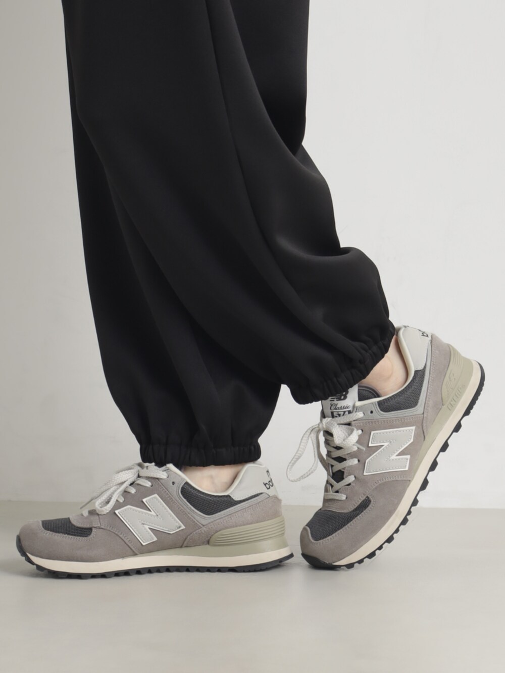 ブラック系のその他パンツを着用したレディースの春コーディネートの2枚目の写真