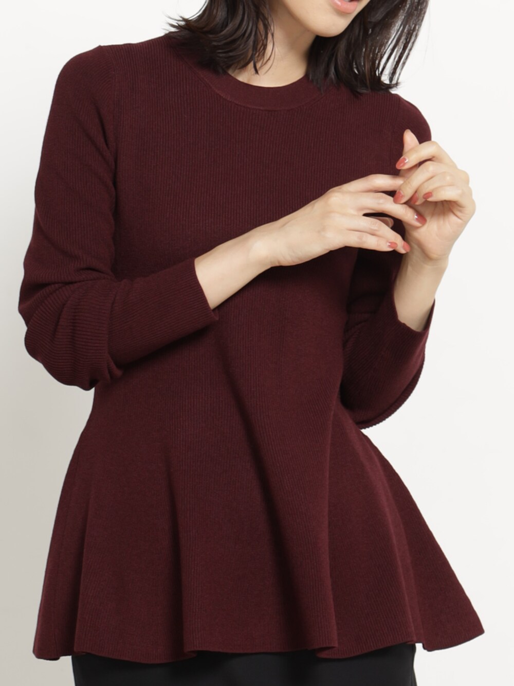 ブラック系のスカート、レッド系のニット/セーターを着用したレディースの秋コーディネートの2枚目の写真