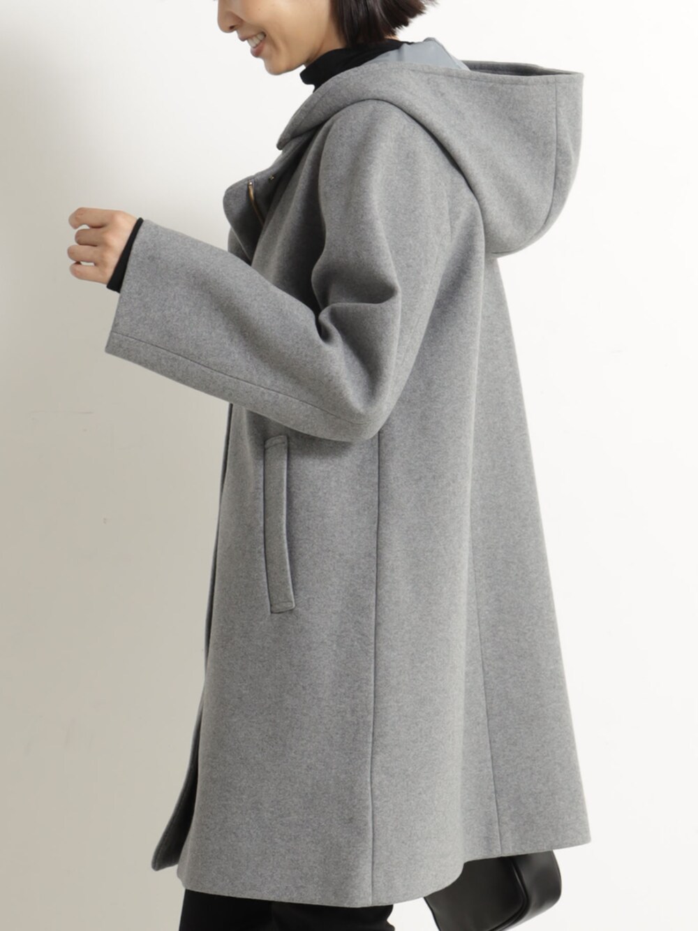 グレー系のその他アウター、ブラック系のその他パンツを着用したレディースの冬コーディネートの2枚目の写真