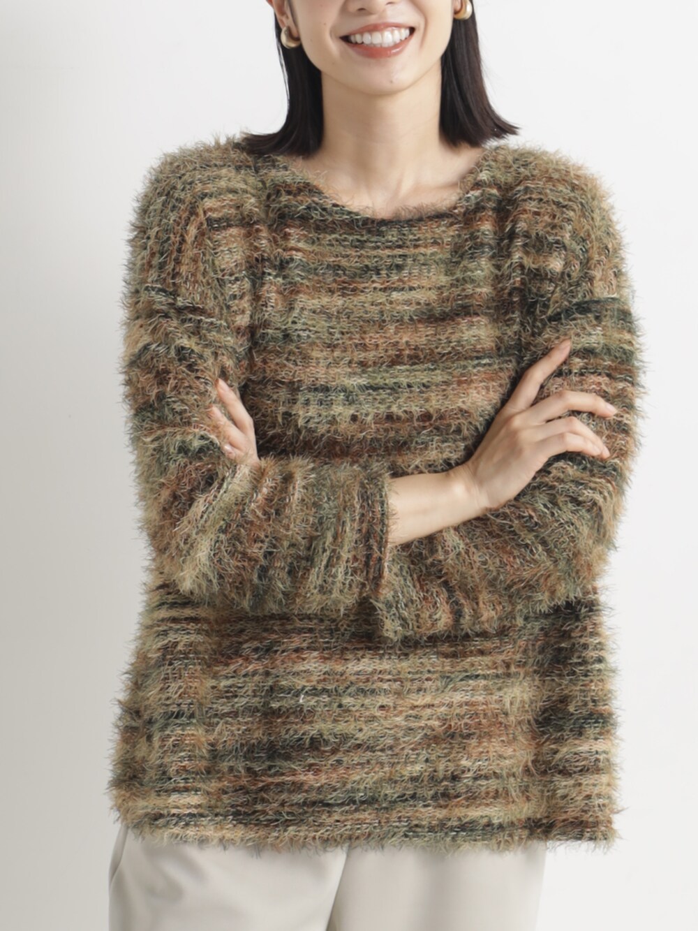 ブラック系のショルダーバッグ、ベージュ系のその他パンツ、グリーン系のその他トップスを着用したレディースの冬コーディネートの2枚目の写真