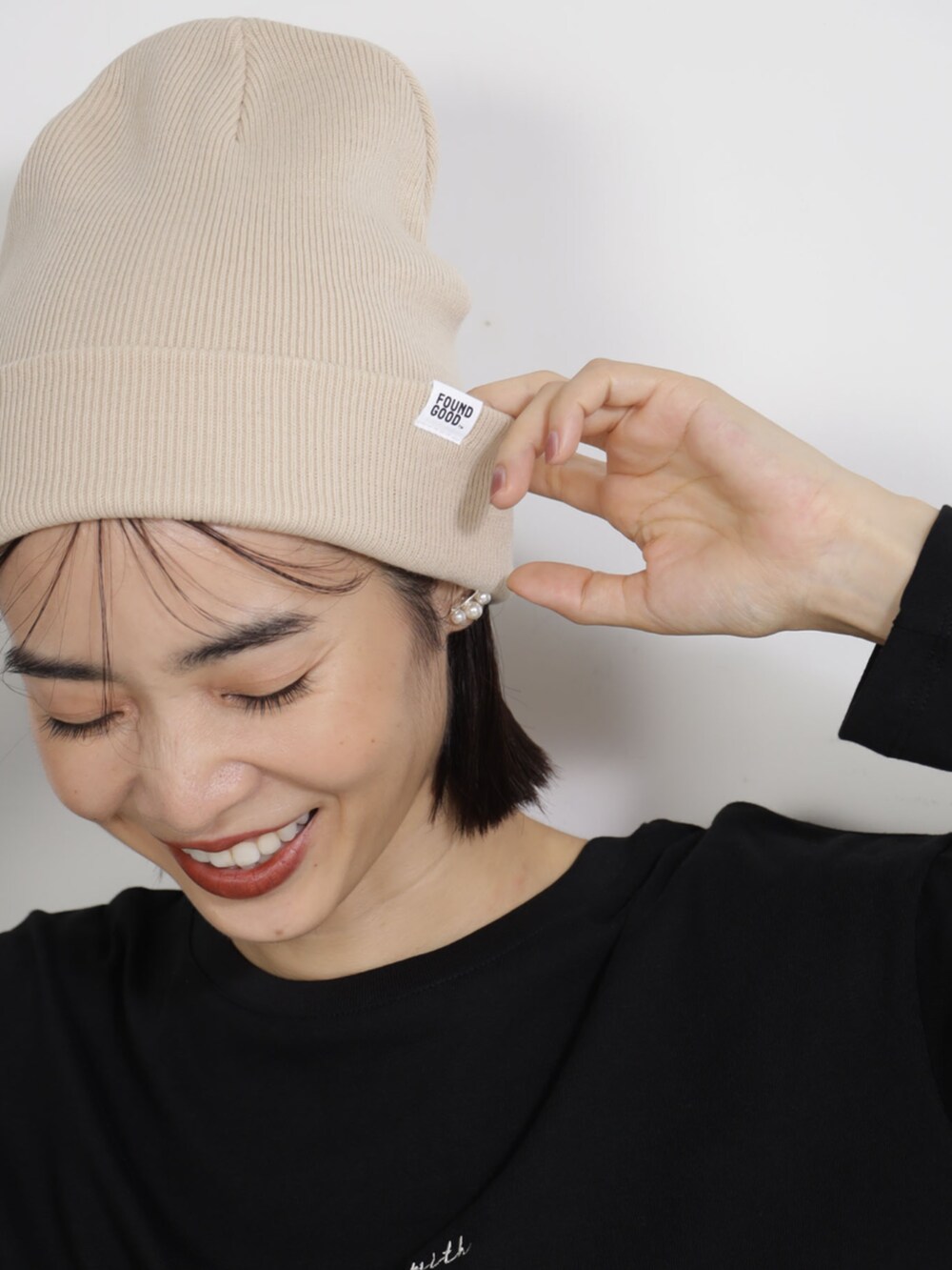 ベージュ系のキャップを着用したレディースの秋コーディネートの2枚目の写真