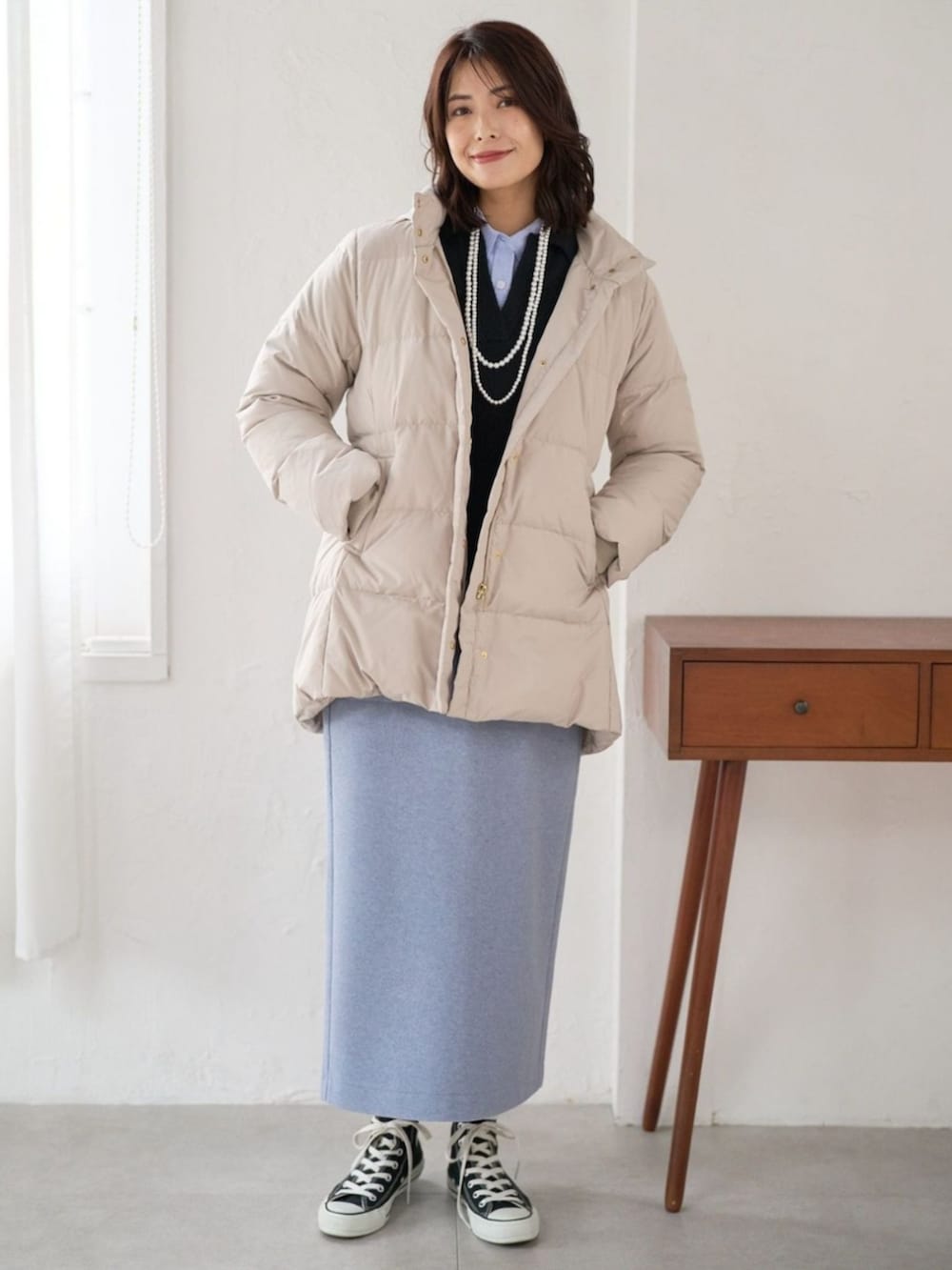 ホワイト系のジャケット/アウターを着用したレディースの冬コーディネートの3枚目の写真