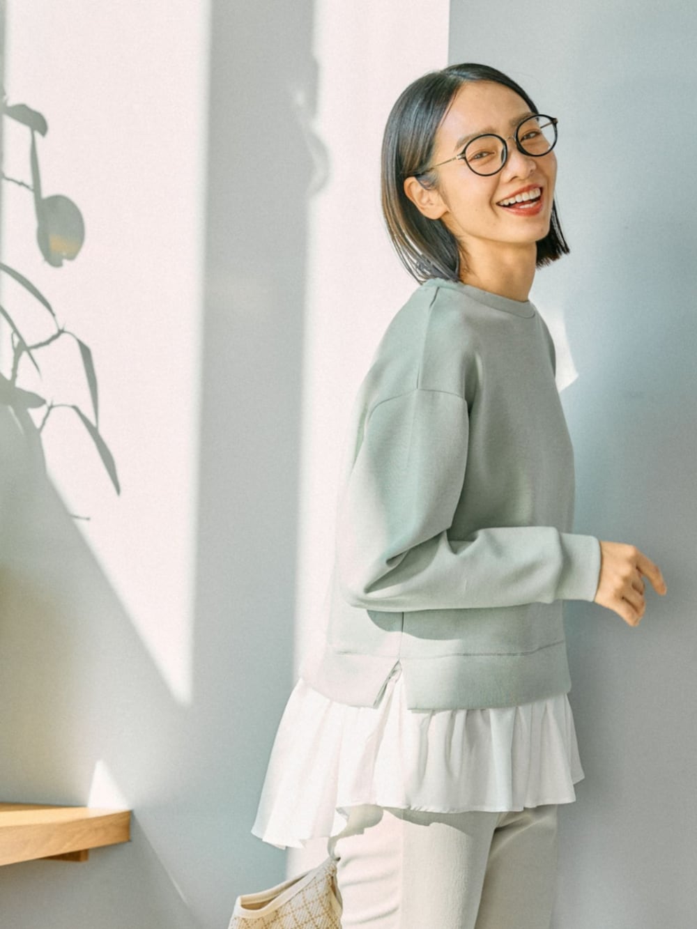 グリーン系のその他トップスを着用したレディースの冬コーディネートの3枚目の写真