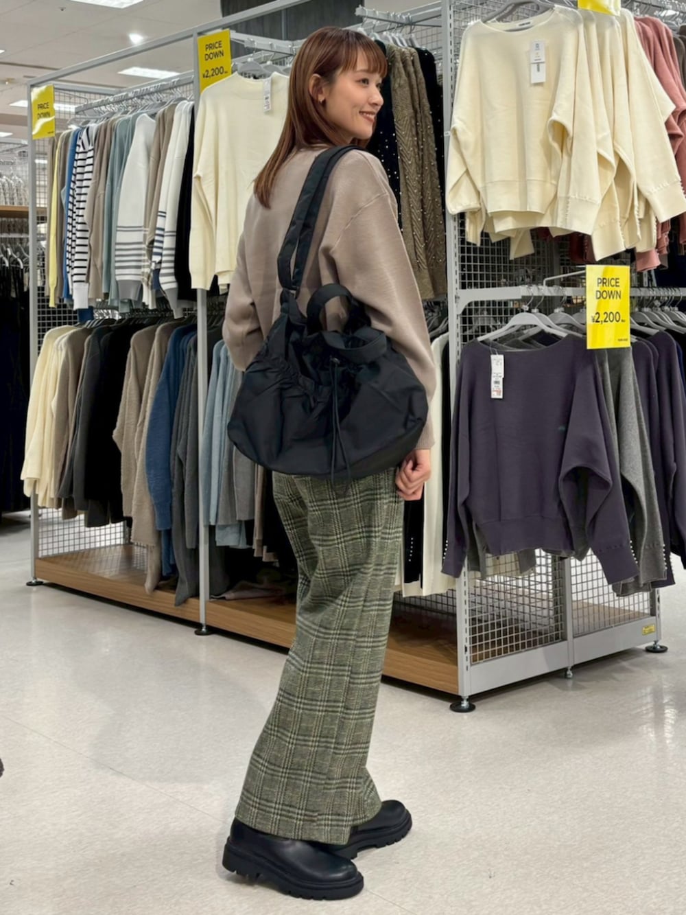 ベージュ系のニット/セーター、グリーン系のその他パンツを着用したレディースの冬コーディネートの2枚目の写真