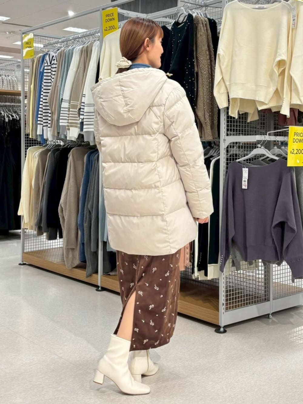 ベージュ系のダウンジャケット/コートを着用したレディースの冬コーディネートの2枚目の写真
