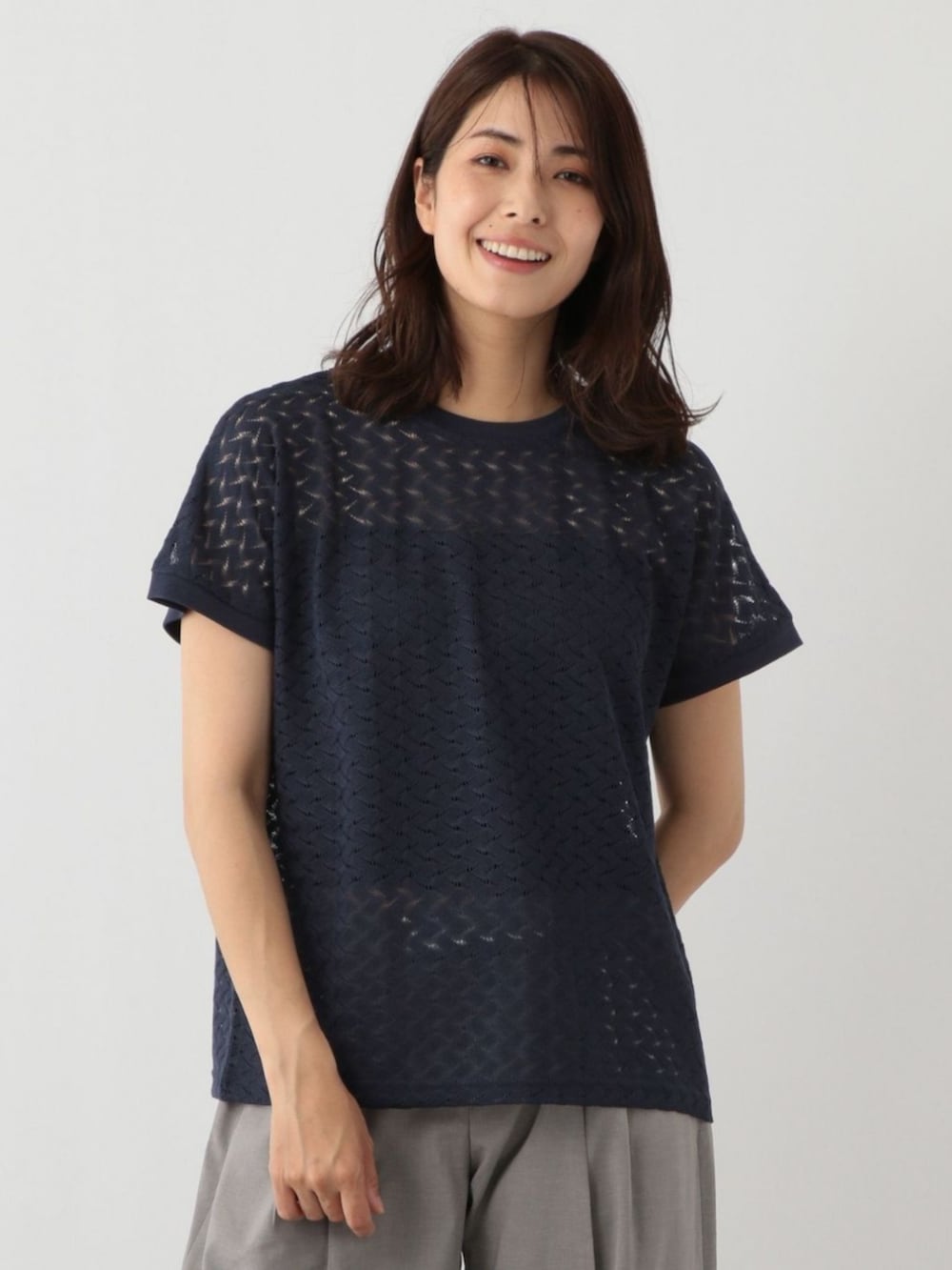 ブルー系のTシャツ/カットソーを着用したレディースの春コーディネートの2枚目の写真