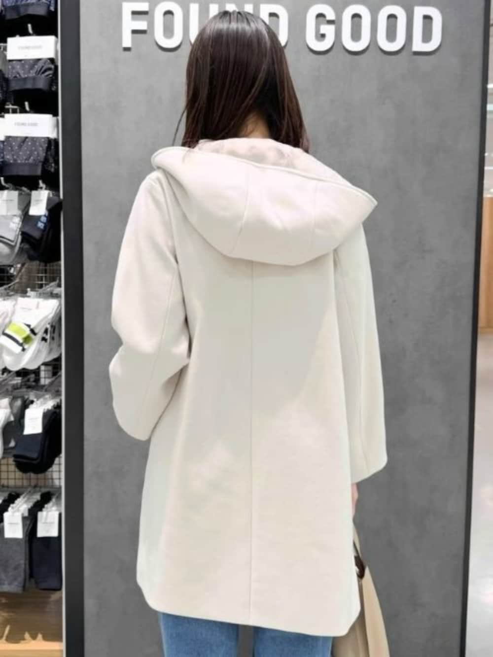 ブルー系のニット/セーター、ベージュ系のその他アウター、ブルー系のデニムパンツを着用したレディースの冬コーディネートの2枚目の写真