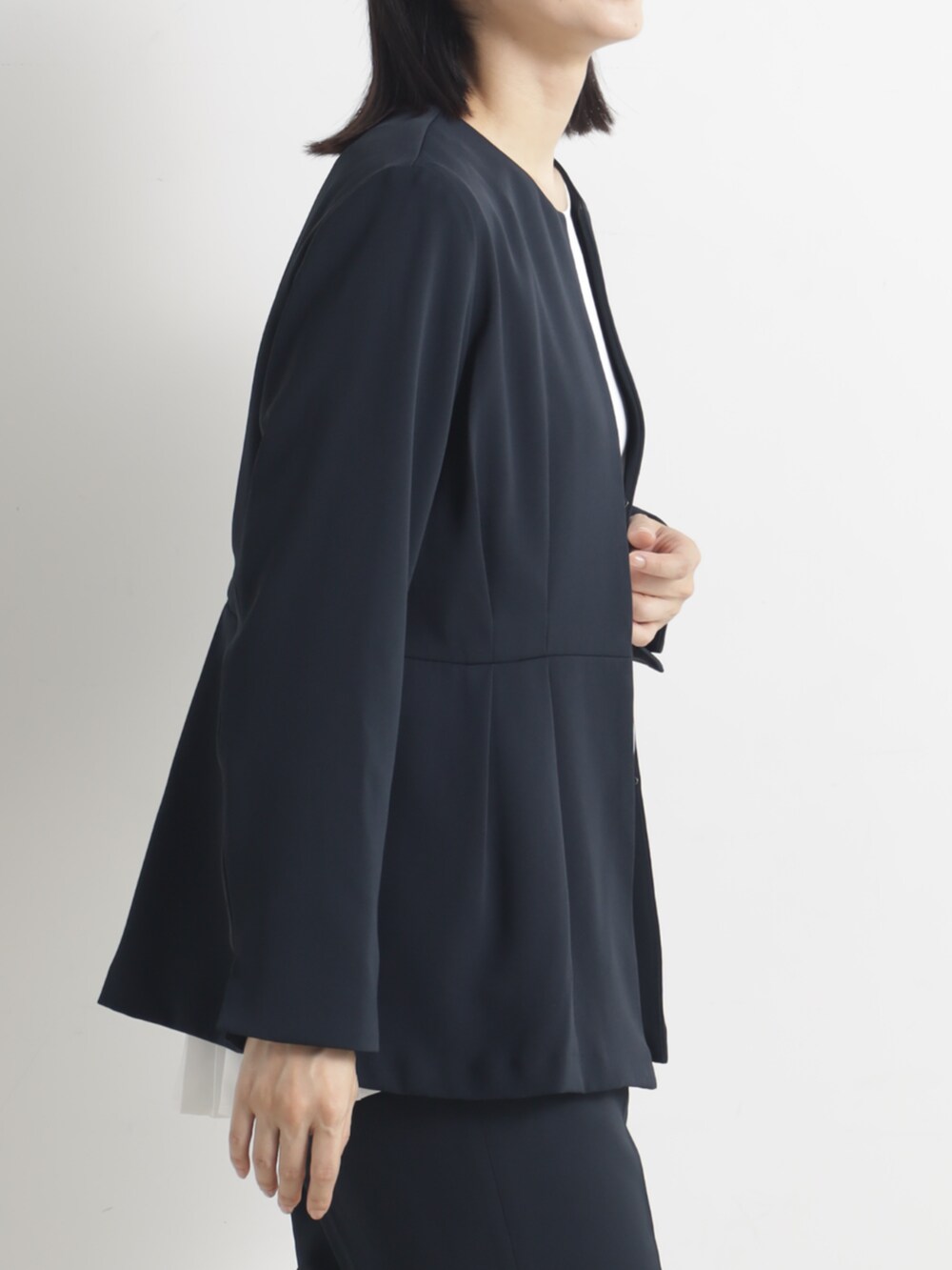 ホワイト系のシャツ/ブラウス、ブルー系のその他アウターを着用したレディースの春コーディネートの2枚目の写真