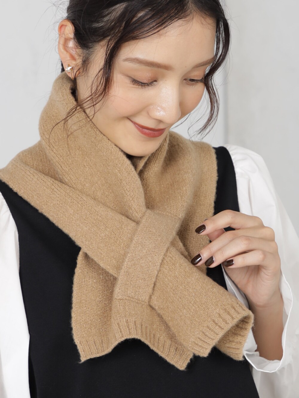 ベージュ系のマフラーを着用したレディースの秋コーディネートの3枚目の写真