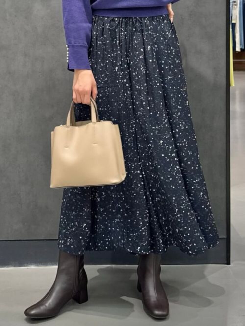 ブラウン系のブーツ、ブルー系のニット/セーター、ブルー系のその他パンツを着用したレディースの冬コーディネートの2枚目の写真