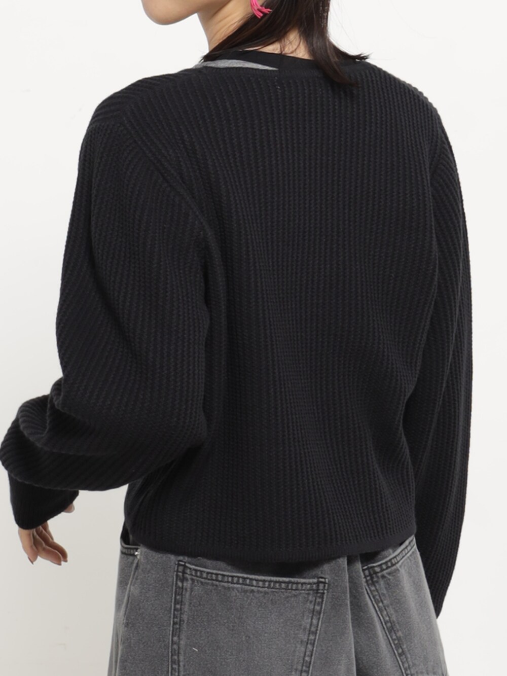 グレー系のデニムパンツ、ブラック系のブルゾンを着用したレディースの秋コーディネートの4枚目の写真