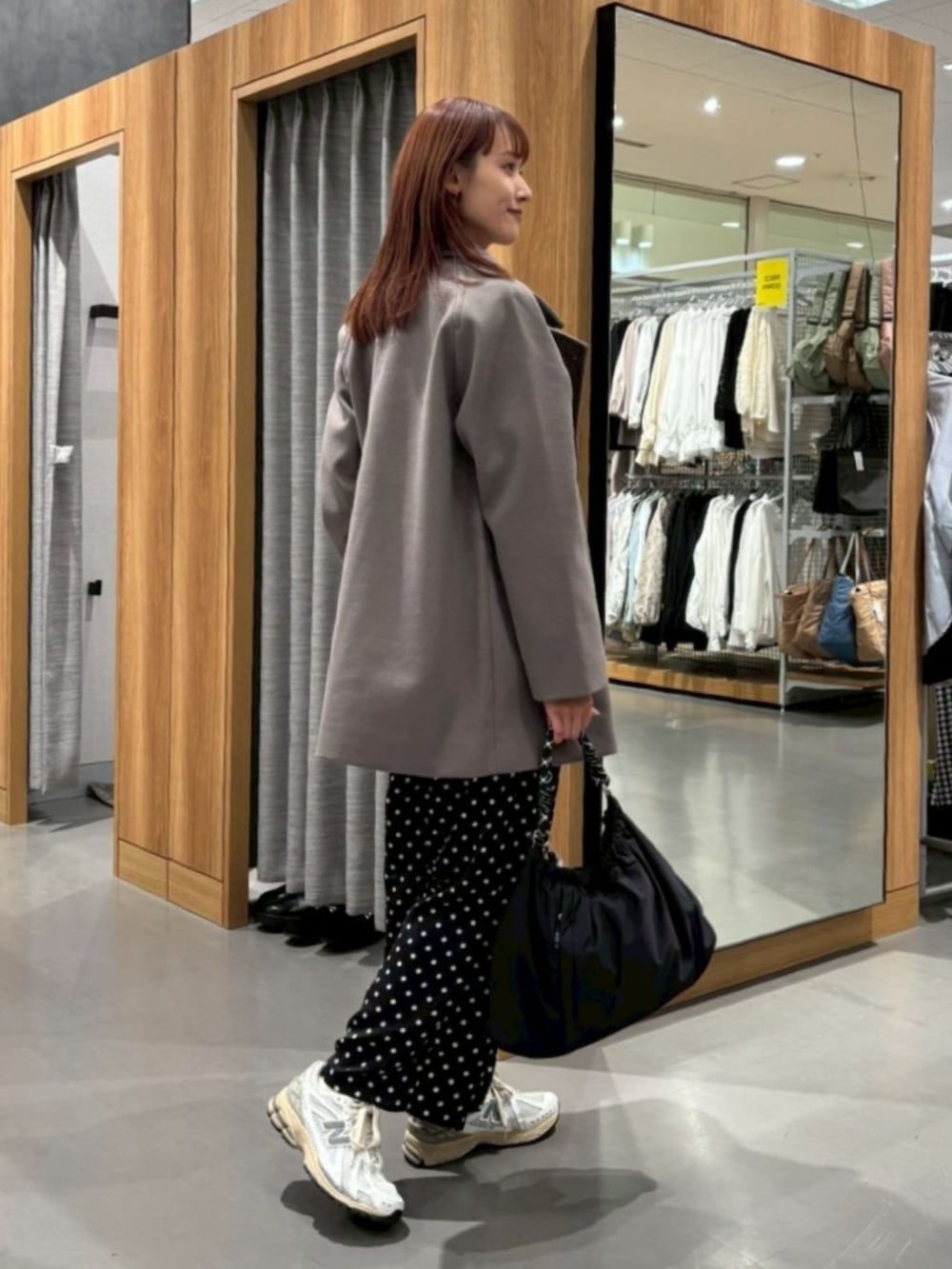 ブラウン系のその他アウターを着用したレディースの冬コーディネートの2枚目の写真