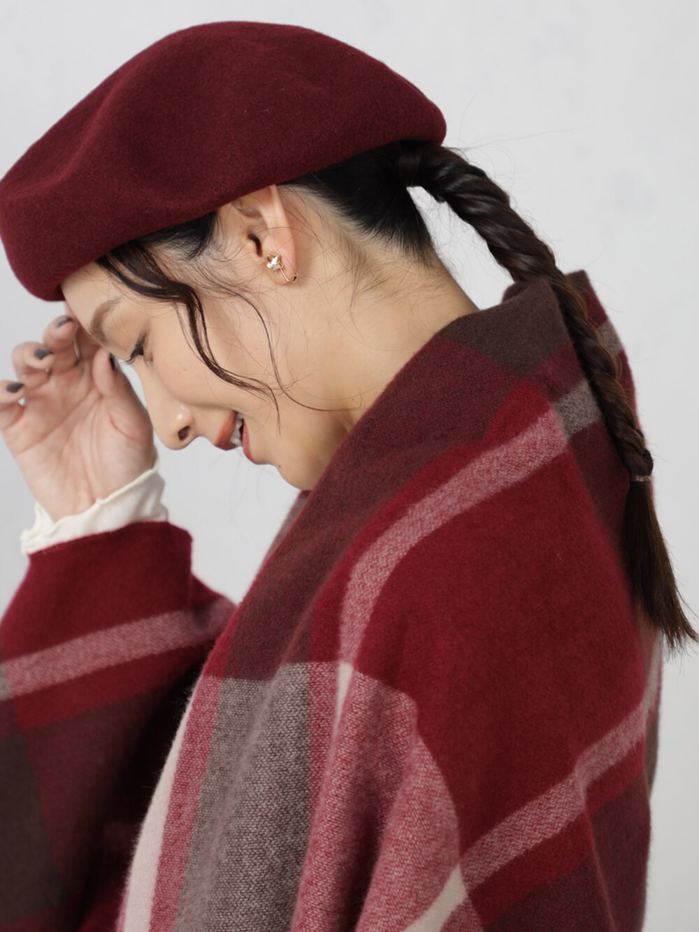 ブラック系のワンピース、レッド系のマフラー、レッド系のハンチング/ベレー帽を着用したレディースの秋コーディネートの4枚目の写真