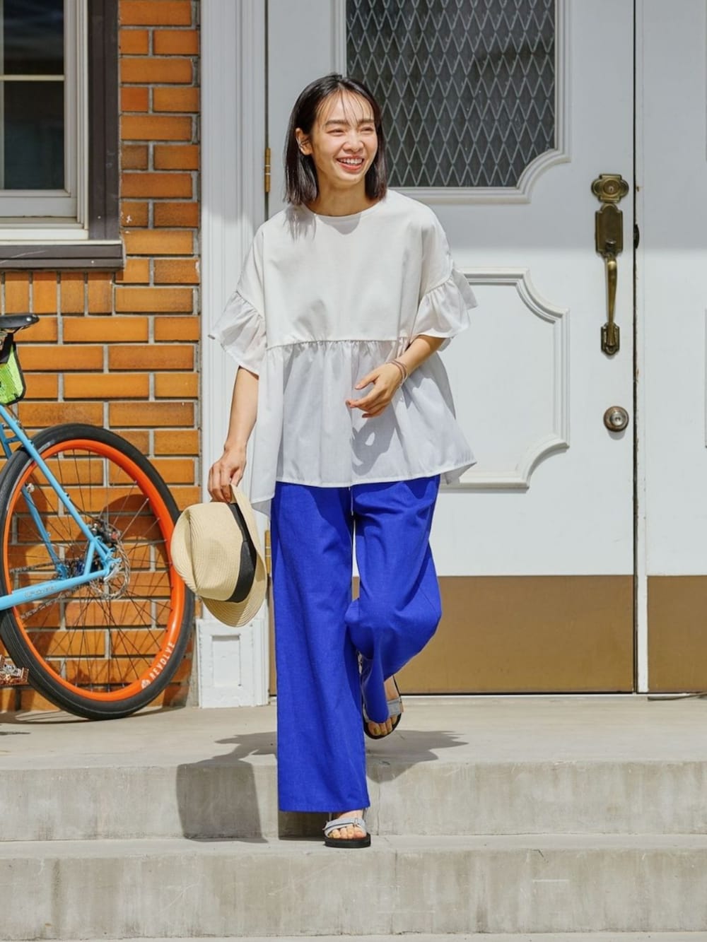 ホワイト系のTシャツ/カットソーを着用したレディースの春コーディネートの2枚目の写真