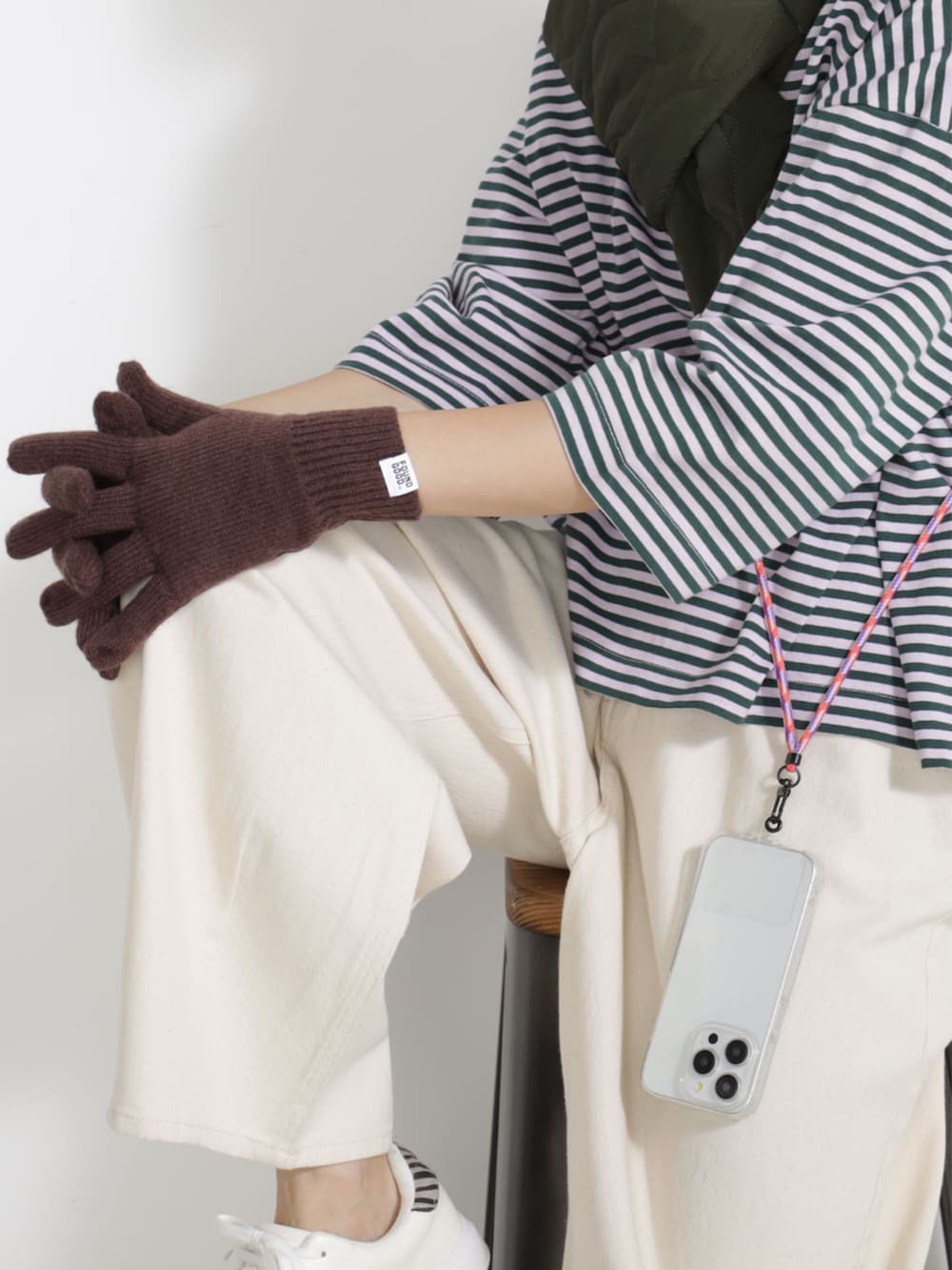 パープル系のTシャツ/カットソー、グリーン系のキャップ、グリーン系のマフラーを着用したレディースの秋コーディネートの3枚目の写真