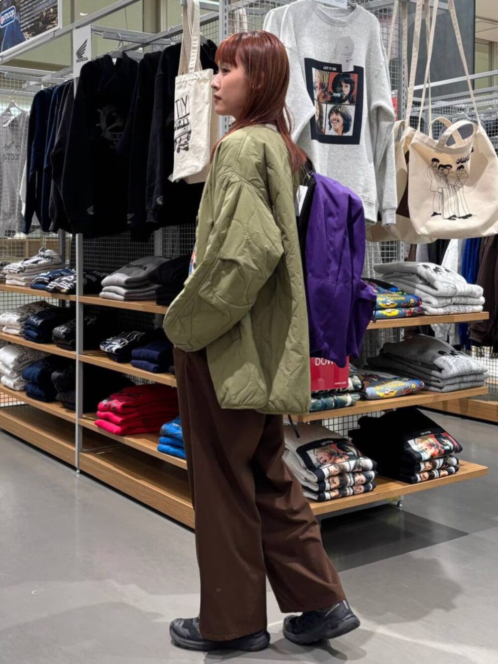 ブラウン系のその他パンツ、ホワイト系のその他トップスを着用したレディースの冬コーディネートの3枚目の写真