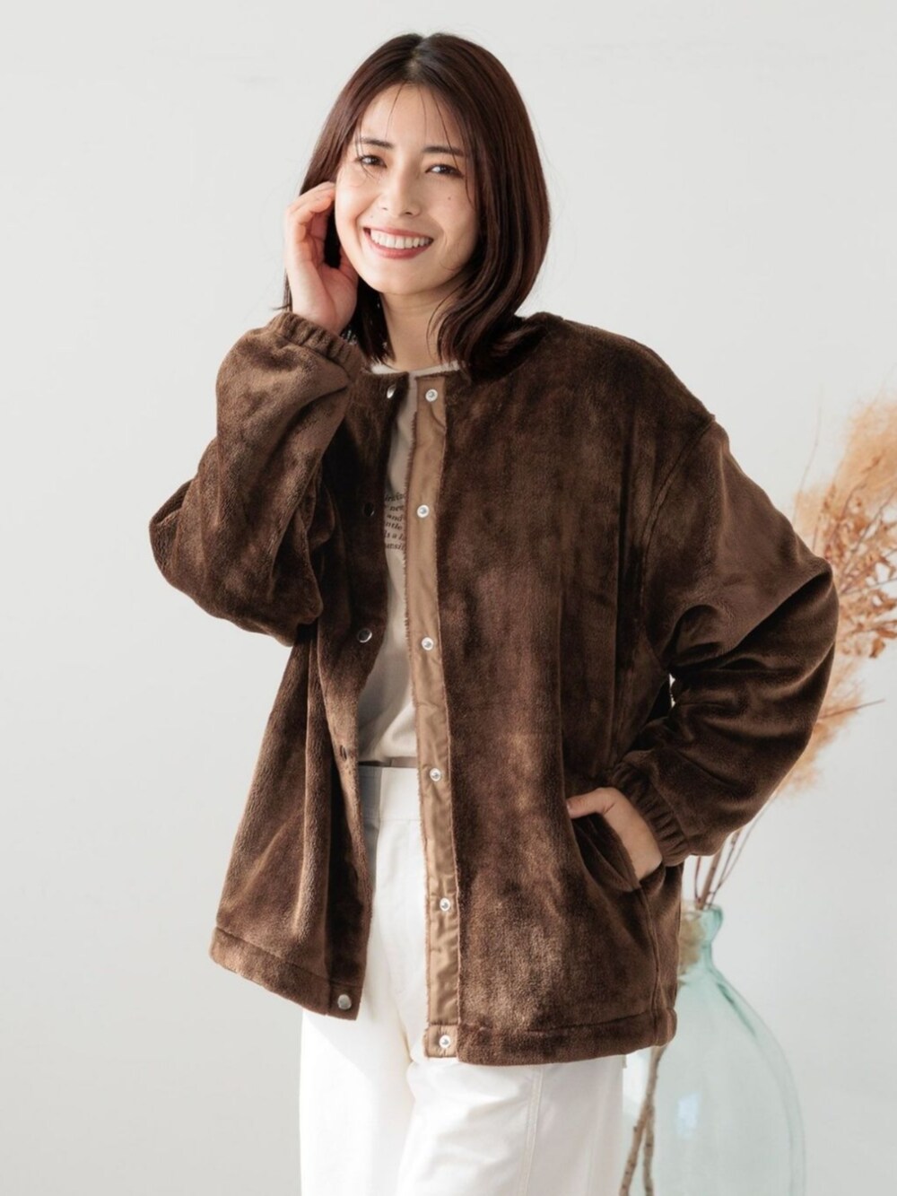 ブラウン系のブルゾンを着用したレディースの冬コーディネートの2枚目の写真