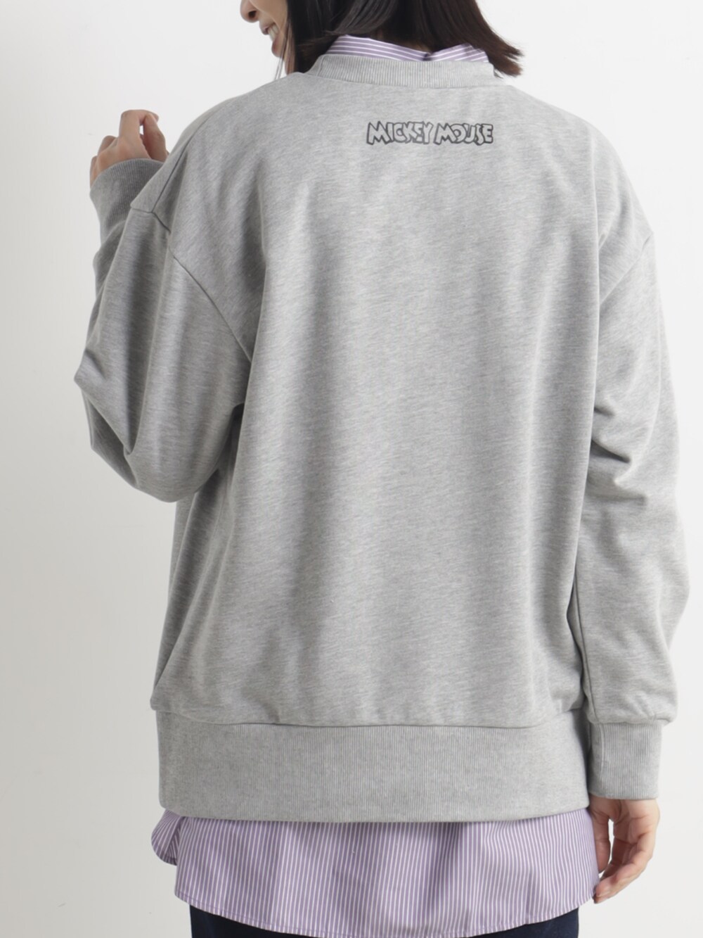 グレー系のその他トップス、ベージュ系のスニーカーを着用したレディースの春コーディネートの3枚目の写真