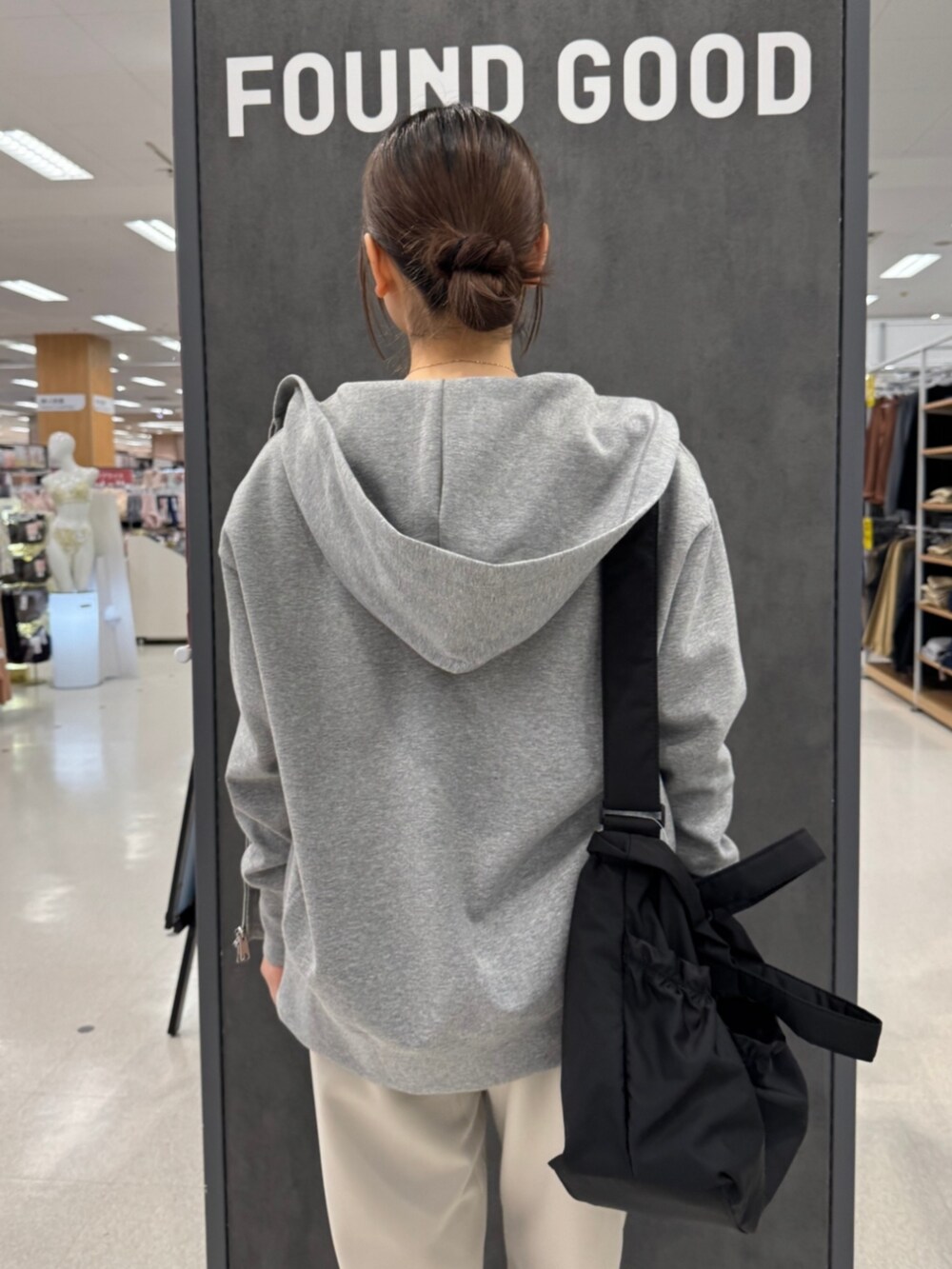 ベージュ系のその他パンツ、グレー系のパーカーを着用したレディースの春コーディネートの3枚目の写真