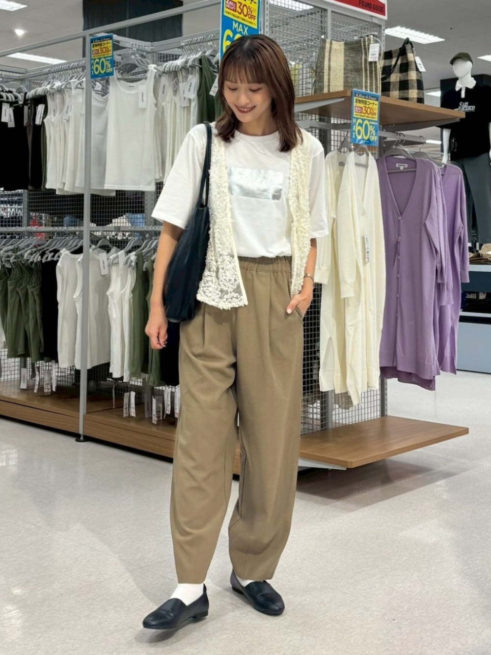 ベージュ系のその他パンツを着用したレディースの秋コーディネートの2枚目の写真