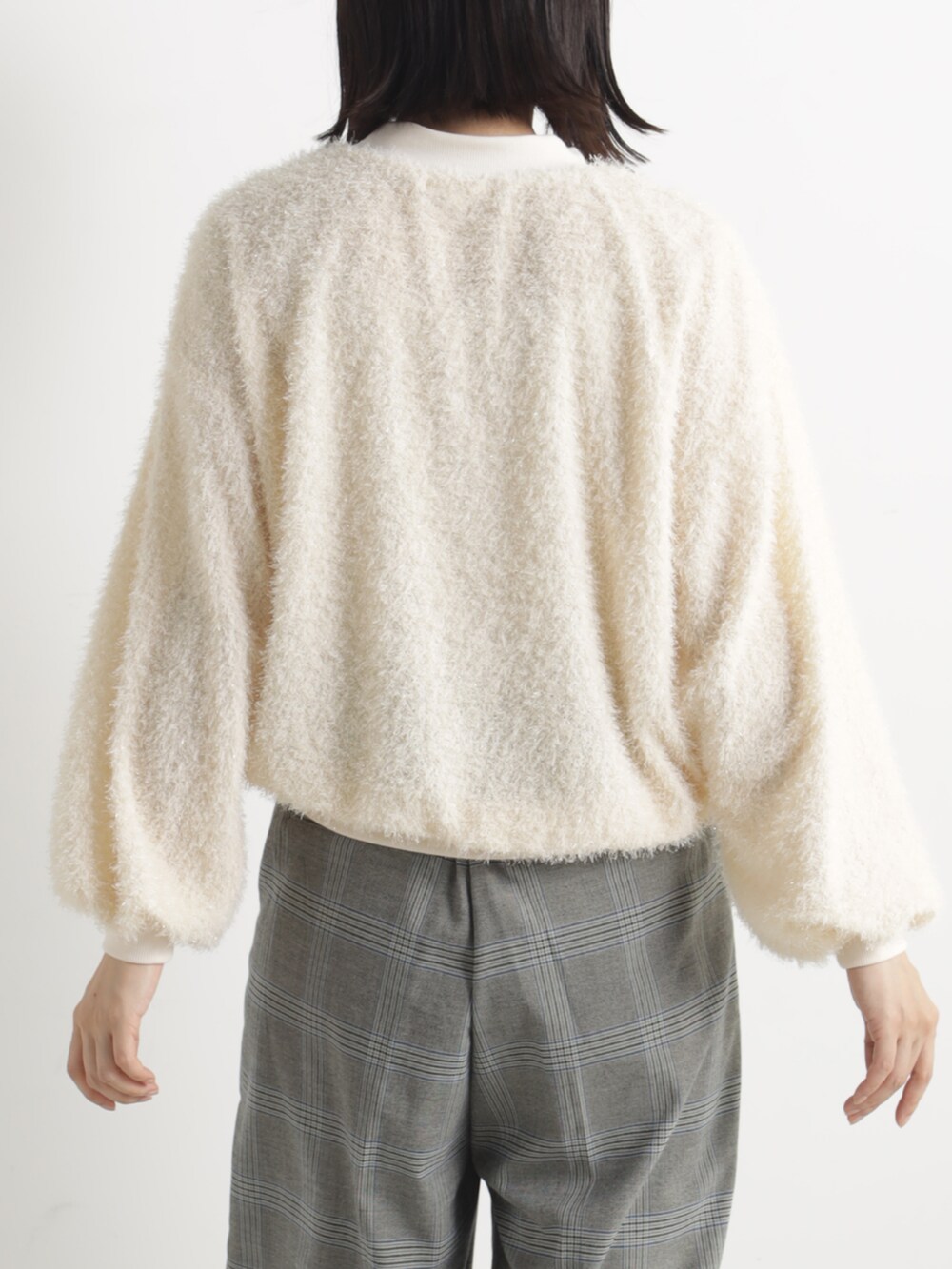 ブルー系のその他パンツ、ベージュ系のその他トップスを着用したレディースの冬コーディネートの3枚目の写真