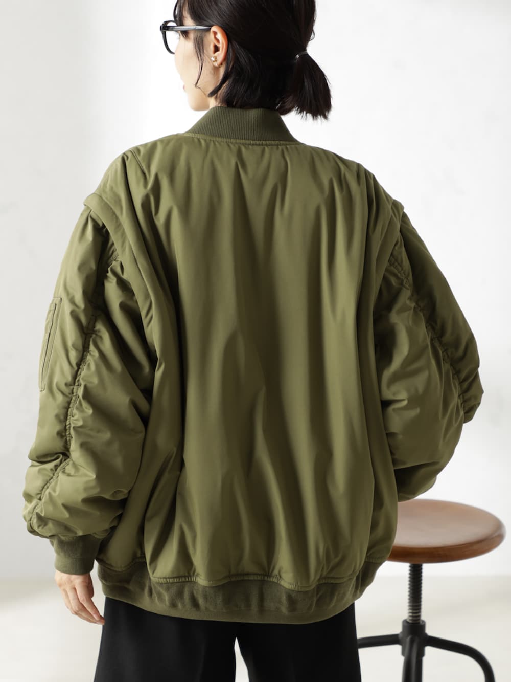 ブラック系のその他パンツ、ベージュ系のスウェット、グリーン系のMA-1を着用したレディースの冬コーディネートの3枚目の写真