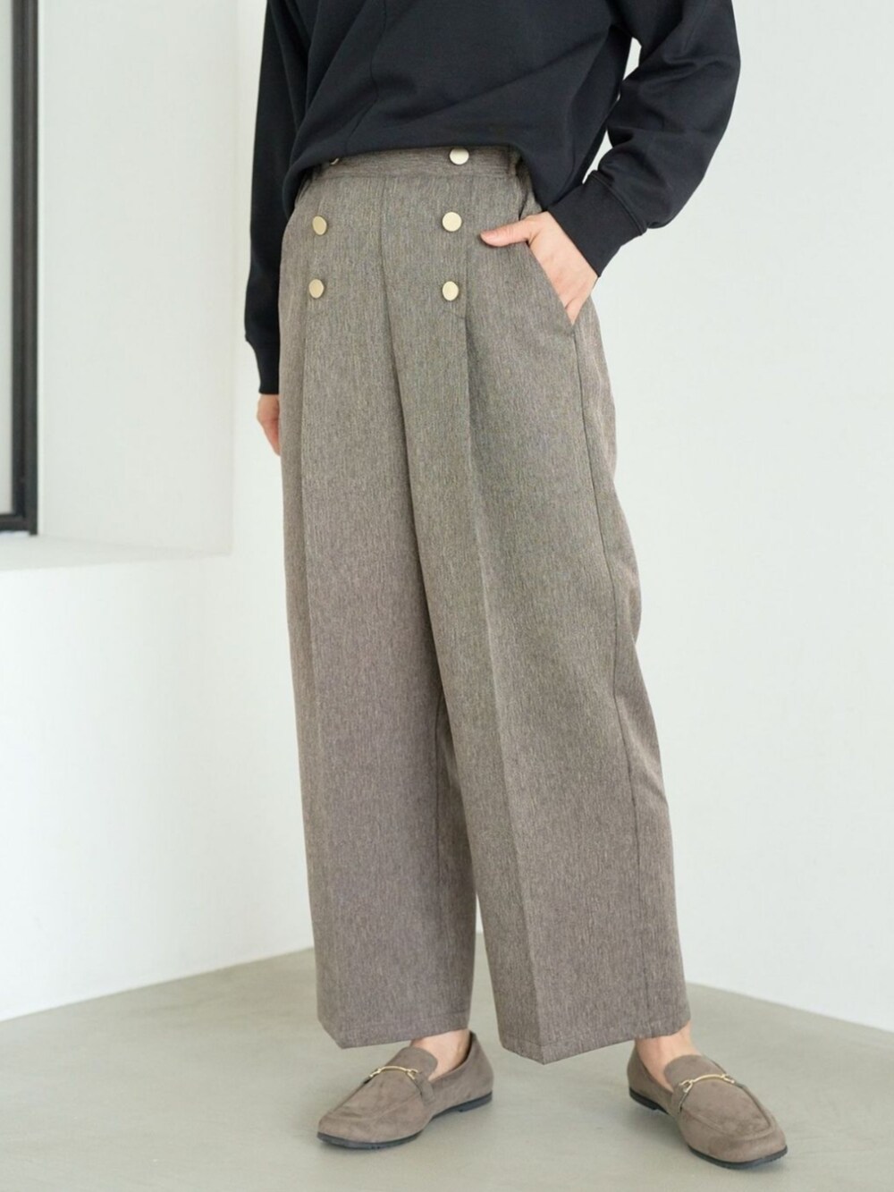 ブラウン系のその他パンツを着用したレディースの秋コーディネートの2枚目の写真