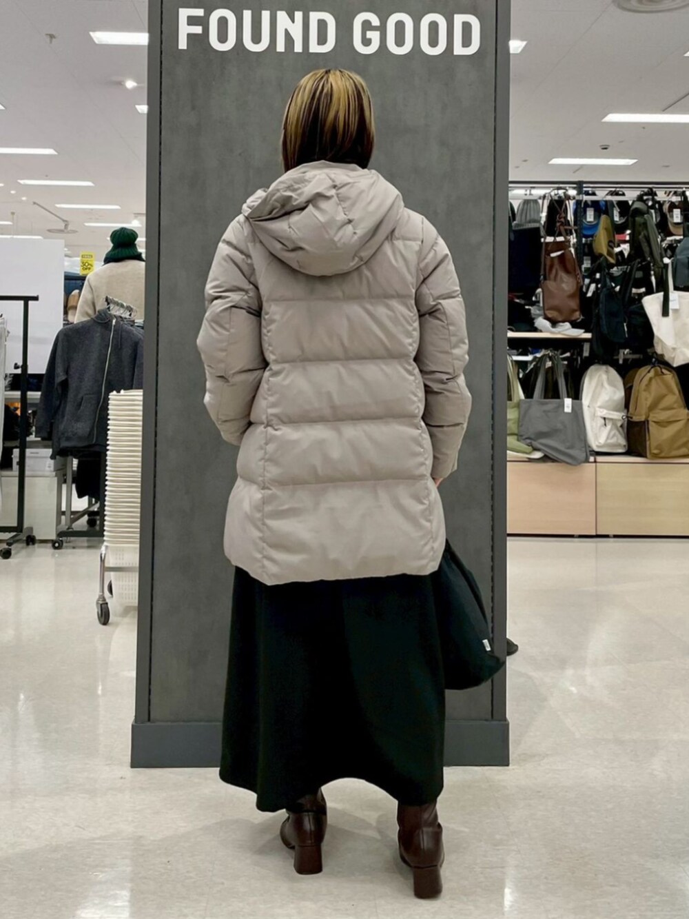 ブラウン系のダウンジャケット/コートを着用したレディースの冬コーディネートの3枚目の写真