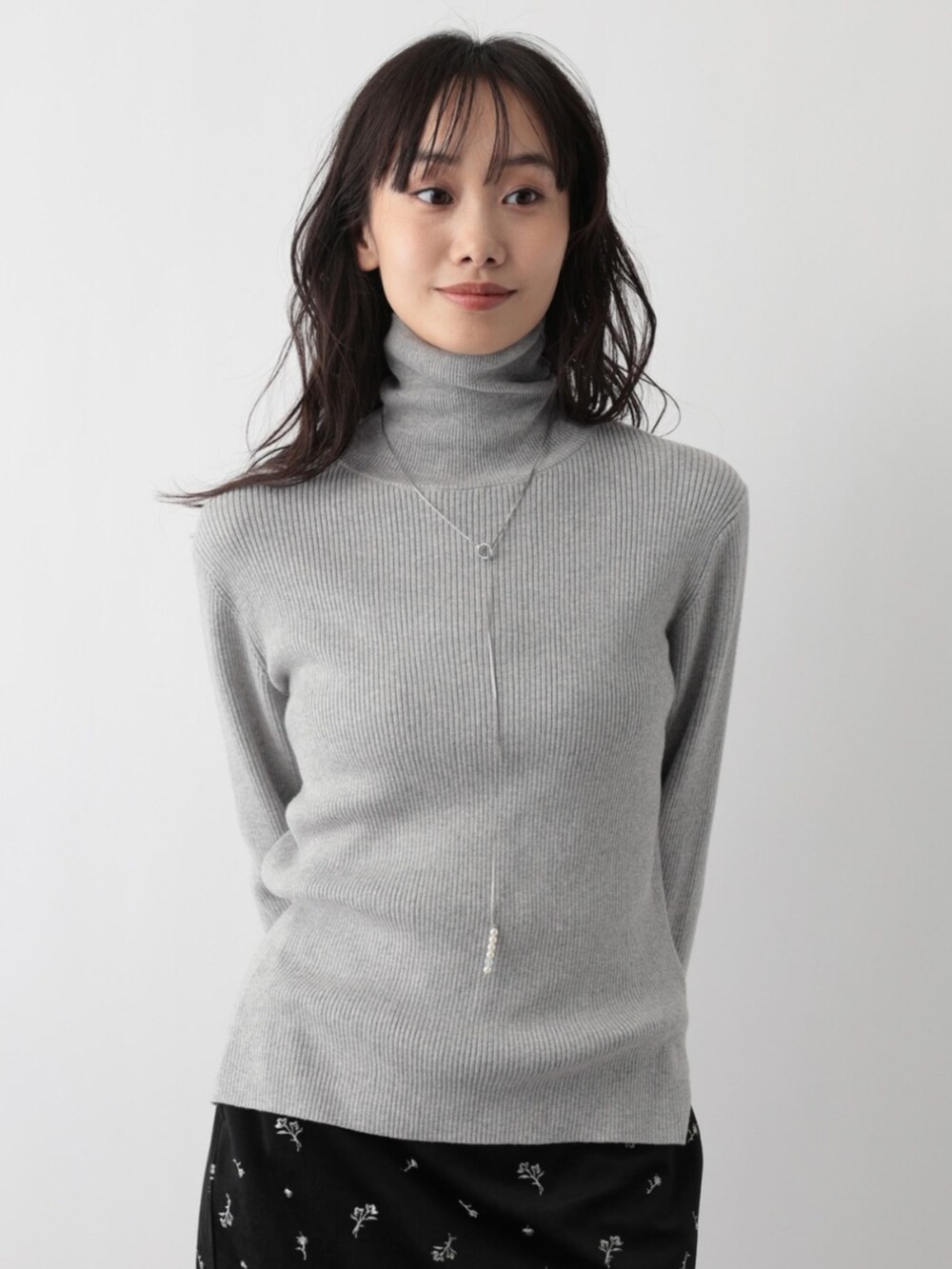 グレー系のニット/セーターを着用したレディースの秋コーディネートの3枚目の写真