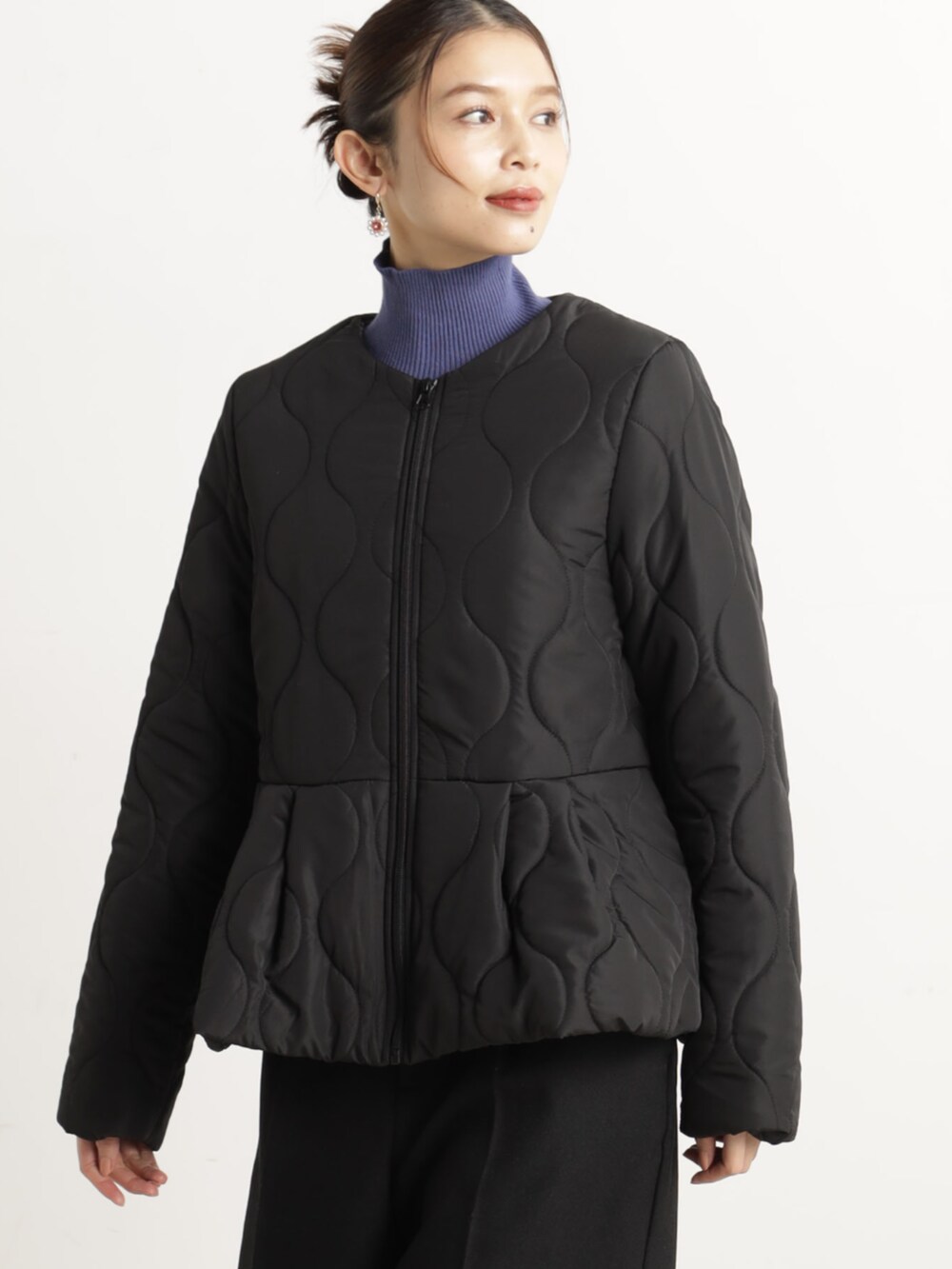 ブラック系のその他パンツ、ブルー系のショルダーバッグ、ブラック系のブルゾンを着用したレディースの冬コーディネートの2枚目の写真