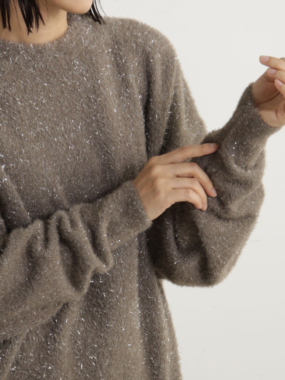 ブルー系のその他パンツ、ブラウン系のニット/セーター、ブラック系のパンプスを着用したレディースの冬コーディネートの3枚目の写真